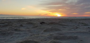 Baltık Denizi plaj, deniz, kıyı şeridi günbatımı yaz akşamları sırasında.