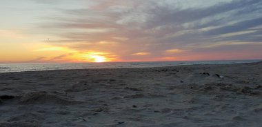 Baltık Denizi plaj, deniz, kıyı şeridi günbatımı yaz akşamları sırasında.