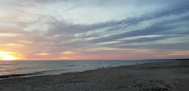 Baltık Denizi plaj, deniz, kıyı şeridi günbatımı yaz akşamları sırasında.