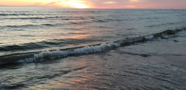 Baltık Denizi plaj, deniz, kıyı şeridi günbatımı yaz akşamları sırasında.