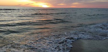 Baltık Denizi plaj, deniz, kıyı şeridi günbatımı yaz akşamları sırasında.