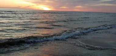 Baltık Denizi plaj, deniz, kıyı şeridi günbatımı yaz akşamları sırasında.