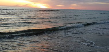 Baltık Denizi plaj, deniz, kıyı şeridi günbatımı yaz akşamları sırasında.