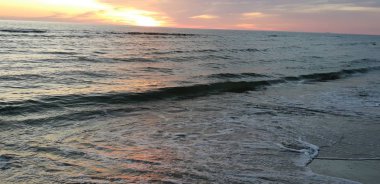 Baltık Denizi plaj, deniz, kıyı şeridi günbatımı yaz akşamları sırasında.