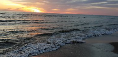 Baltık Denizi plaj, deniz, kıyı şeridi günbatımı yaz akşamları sırasında.