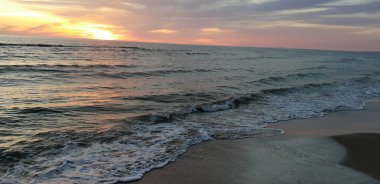 Baltık Denizi plaj, deniz, kıyı şeridi günbatımı yaz akşamları sırasında.