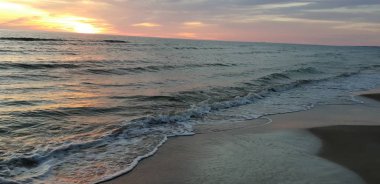 Baltık Denizi plaj, deniz, kıyı şeridi günbatımı yaz akşamları sırasında.