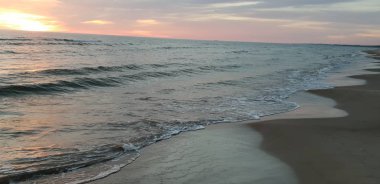 Baltık Denizi plaj, deniz, kıyı şeridi günbatımı yaz akşamları sırasında.