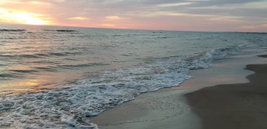 Baltık Denizi plaj, deniz, kıyı şeridi günbatımı yaz akşamları sırasında.