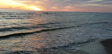 Baltık Denizi plaj, deniz, kıyı şeridi günbatımı yaz akşamları sırasında.