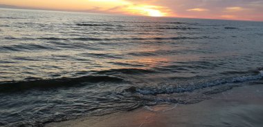 Baltık Denizi plaj, deniz, kıyı şeridi günbatımı yaz akşamları sırasında. 