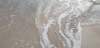 Baltık Denizi plaj, deniz, kıyı şeridi günbatımı yaz akşamları sırasında. 