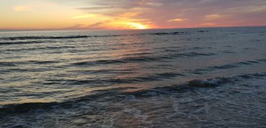 Baltık Denizi plaj, deniz, kıyı şeridi günbatımı yaz akşamları sırasında. 