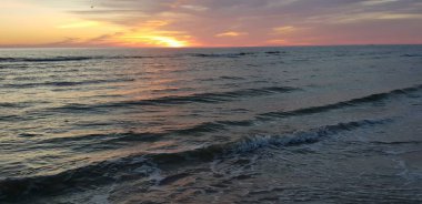 Baltık Denizi plaj, deniz, kıyı şeridi günbatımı yaz akşamları sırasında. 