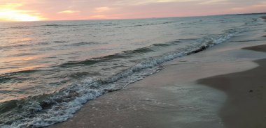 Baltık Denizi plaj, deniz, kıyı şeridi günbatımı yaz akşamları sırasında. 