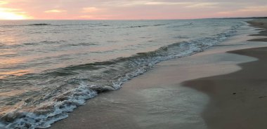 Baltık Denizi plaj, deniz, kıyı şeridi günbatımı yaz akşamları sırasında. 