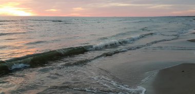Baltık Denizi plaj, deniz, kıyı şeridi günbatımı yaz akşamları sırasında. 