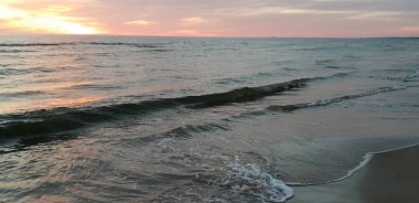 Baltık Denizi plaj, deniz, kıyı şeridi günbatımı yaz akşamları sırasında. 