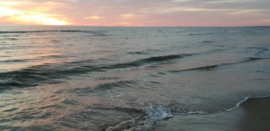 Baltık Denizi plaj, deniz, kıyı şeridi günbatımı yaz akşamları sırasında. 