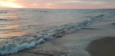 Baltık Denizi plaj, deniz, kıyı şeridi günbatımı yaz akşamları sırasında. 