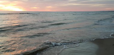 Baltık Denizi plaj, deniz, kıyı şeridi günbatımı yaz akşamları sırasında. 