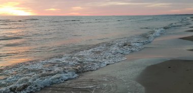 Baltık Denizi plaj, deniz, kıyı şeridi günbatımı yaz akşamları sırasında. 