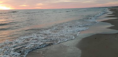 Baltık Denizi plaj, deniz, kıyı şeridi günbatımı yaz akşamları sırasında. 