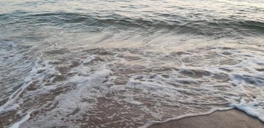 Baltık Denizi plaj, deniz, kıyı şeridi günbatımı yaz akşamları sırasında. 