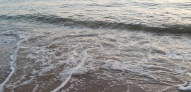 Baltık Denizi plaj, deniz, kıyı şeridi günbatımı yaz akşamları sırasında. 