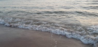 Baltık Denizi plaj, deniz, kıyı şeridi günbatımı yaz akşamları sırasında. 