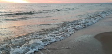 Baltık Denizi plaj, deniz, kıyı şeridi günbatımı yaz akşamları sırasında. 