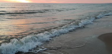 Baltık Denizi plaj, deniz, kıyı şeridi günbatımı yaz akşamları sırasında. 