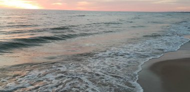 Baltık Denizi plaj, deniz, kıyı şeridi günbatımı yaz akşamları sırasında. 