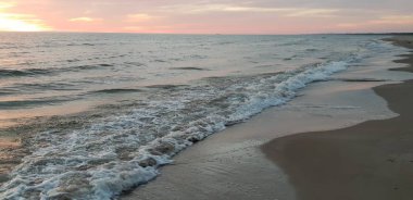 Baltık Denizi plaj, deniz, kıyı şeridi günbatımı yaz akşamları sırasında. 