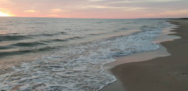 Baltık Denizi plaj, deniz, kıyı şeridi günbatımı yaz akşamları sırasında. 