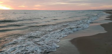 Baltık Denizi plaj, deniz, kıyı şeridi günbatımı yaz akşamları sırasında. 