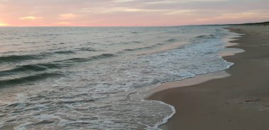 Baltık Denizi plaj, deniz, kıyı şeridi günbatımı yaz akşamları sırasında. 