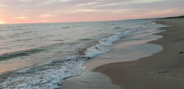 Baltık Denizi plaj, deniz, kıyı şeridi günbatımı yaz akşamları sırasında. 