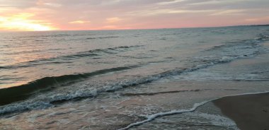 Baltık Denizi plaj, deniz, kıyı şeridi günbatımı yaz akşamları sırasında. 