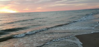 Baltık Denizi plaj, deniz, kıyı şeridi günbatımı yaz akşamları sırasında. 