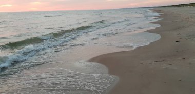 Baltık Denizi plaj, deniz, kıyı şeridi günbatımı yaz akşamları sırasında. 