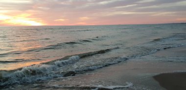 Baltık Denizi plaj, deniz, kıyı şeridi günbatımı yaz akşamları sırasında. 