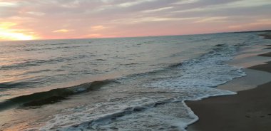 Baltık Denizi plaj, deniz, kıyı şeridi günbatımı yaz akşamları sırasında. 