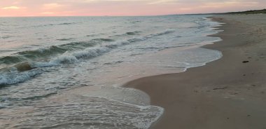 Baltık Denizi plaj, deniz, kıyı şeridi günbatımı yaz akşamları sırasında. 