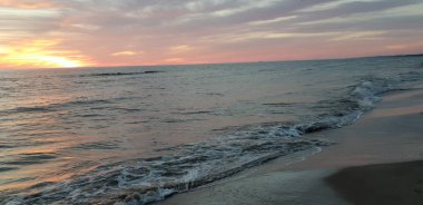 Baltık Denizi plaj, deniz, kıyı şeridi günbatımı yaz akşamları sırasında. 
