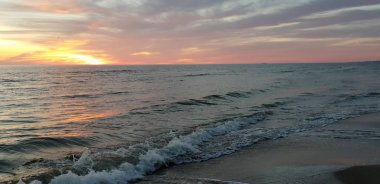 Baltık Denizi plaj, deniz, kıyı şeridi günbatımı yaz akşamları sırasında. 