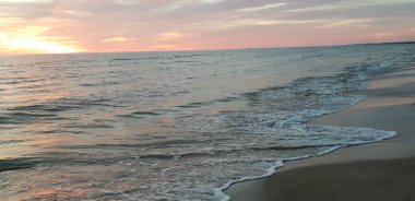 Baltık Denizi plaj, deniz, kıyı şeridi günbatımı yaz akşamları sırasında. 