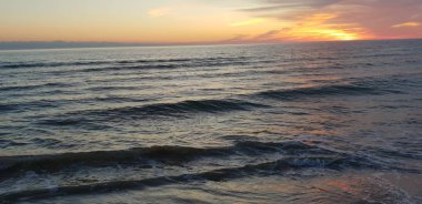 Baltık Denizi plaj, deniz, kıyı şeridi günbatımı yaz akşamları sırasında. 