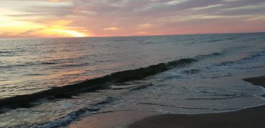 Baltık Denizi plaj, deniz, kıyı şeridi günbatımı yaz akşamları sırasında. 