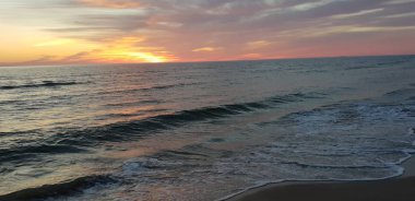 Baltık Denizi plaj, deniz, kıyı şeridi günbatımı yaz akşamları sırasında. 
